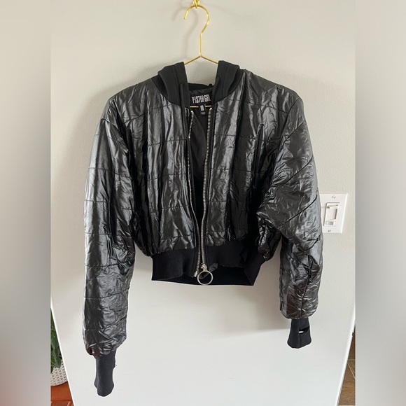 Poster girl black cropped puffer with hood. Light weight and looks great! Size M - Picture 1 of 3